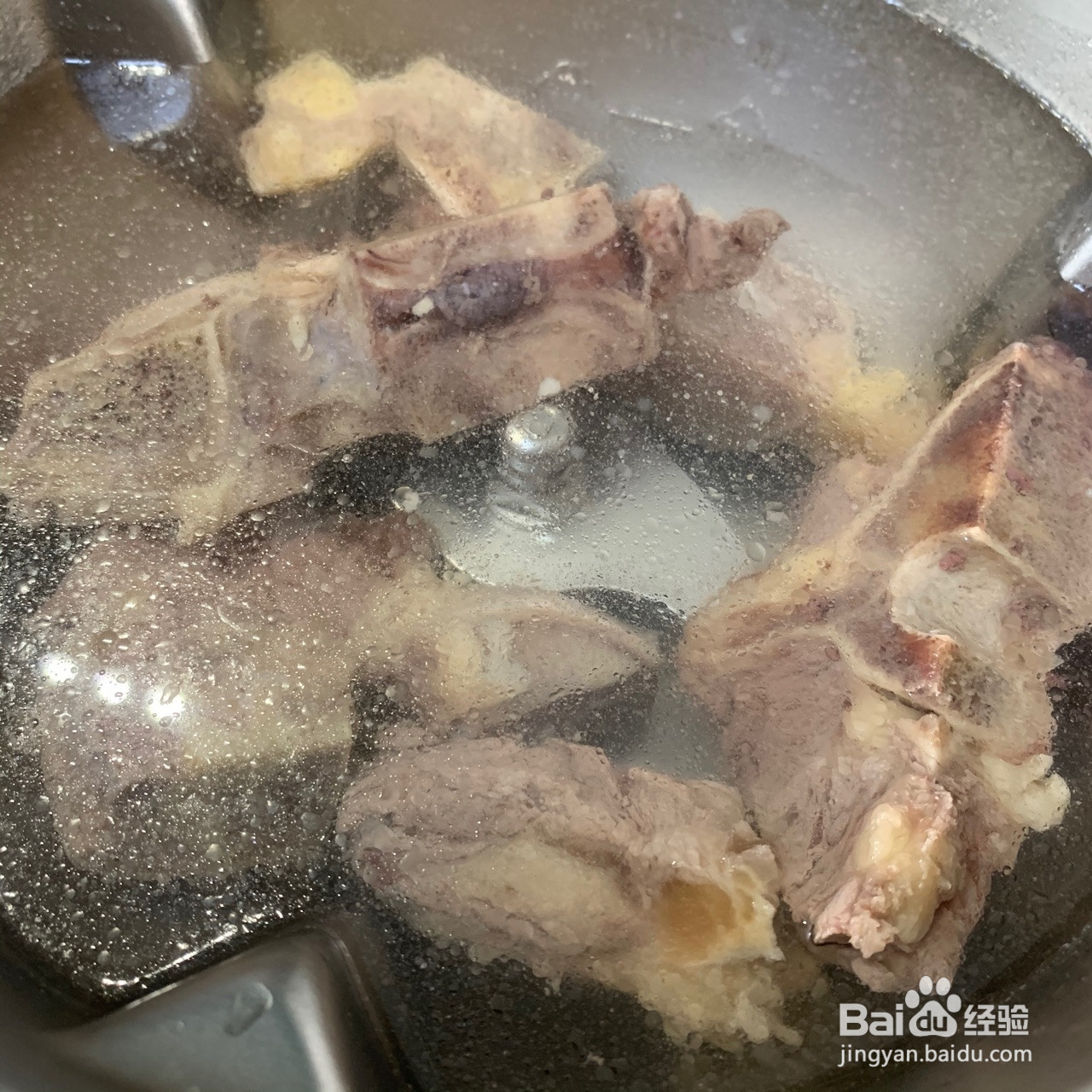 番茄胡萝卜慢炖牛脊骨汤的做法