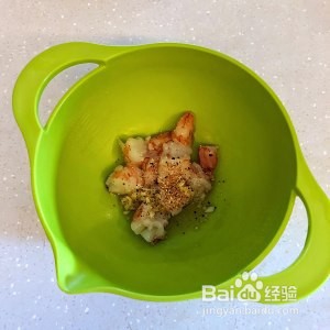 如何制作美味的奶香鲜虾烤牛油果盏