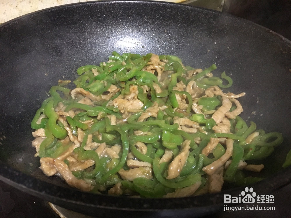 大厨这样做肉丝青椒盖饭