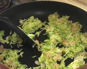 教你怎么做虾仁西葫芦抱蛋