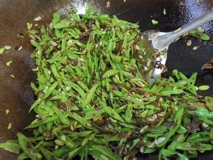 养生食补四季豆梅干菜炒肉的做法
