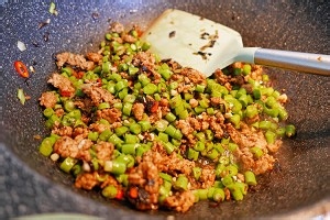 养生食补榄菜肉末四季豆的做法