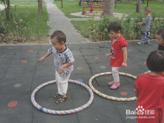 亲子游戏:小老虎过火圈