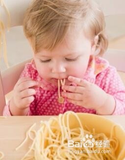 如何教宝宝使用餐具?