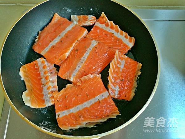 煎三文鱼骨的做法