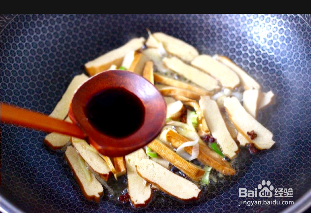 如何做出墨鱼香干芹菜小炒？