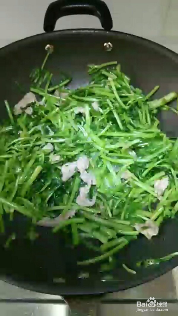 茼蒿炒肉的做法