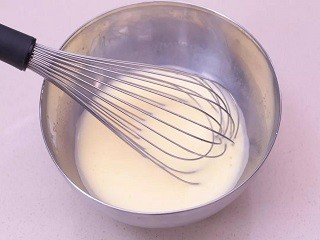 果冻夹心慕斯蛋糕卷怎么做？