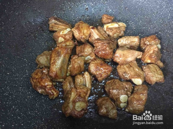 饭菜一锅出的豆角排骨焖饭