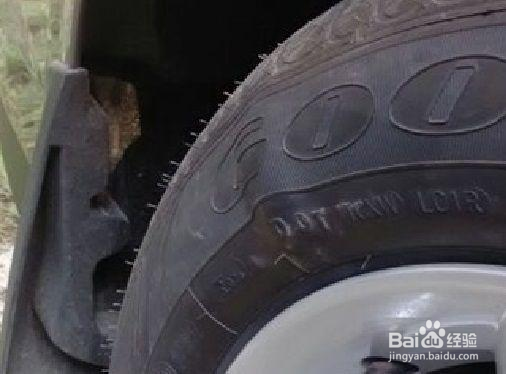 车胎鼓包怎么造成的