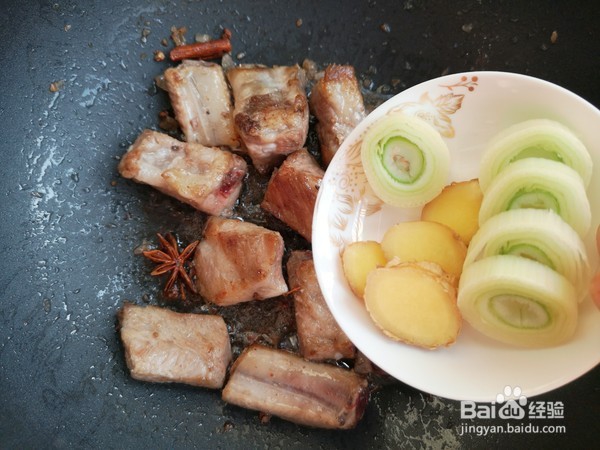 如何做出不需要油的土豆烧排骨