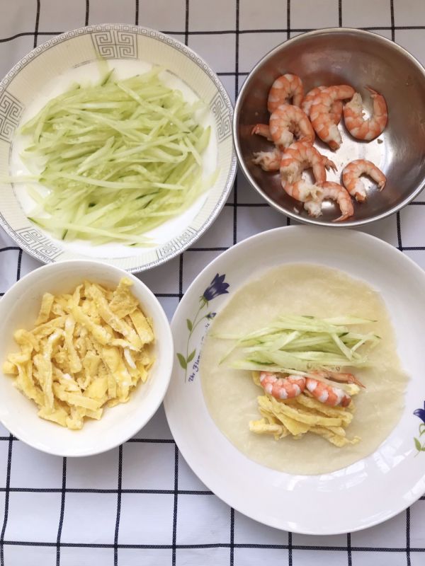青瓜蛋皮虾仁卷饼