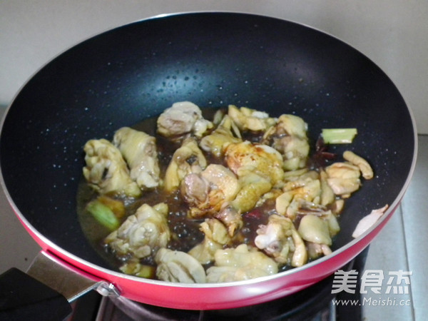 菌菇炖鸡块的做法