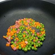 制作酸甜可口的菠萝炒饭