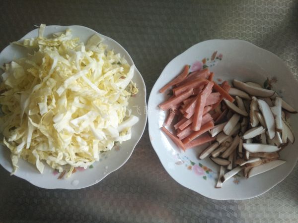 香肠香菇炒圆白菜
