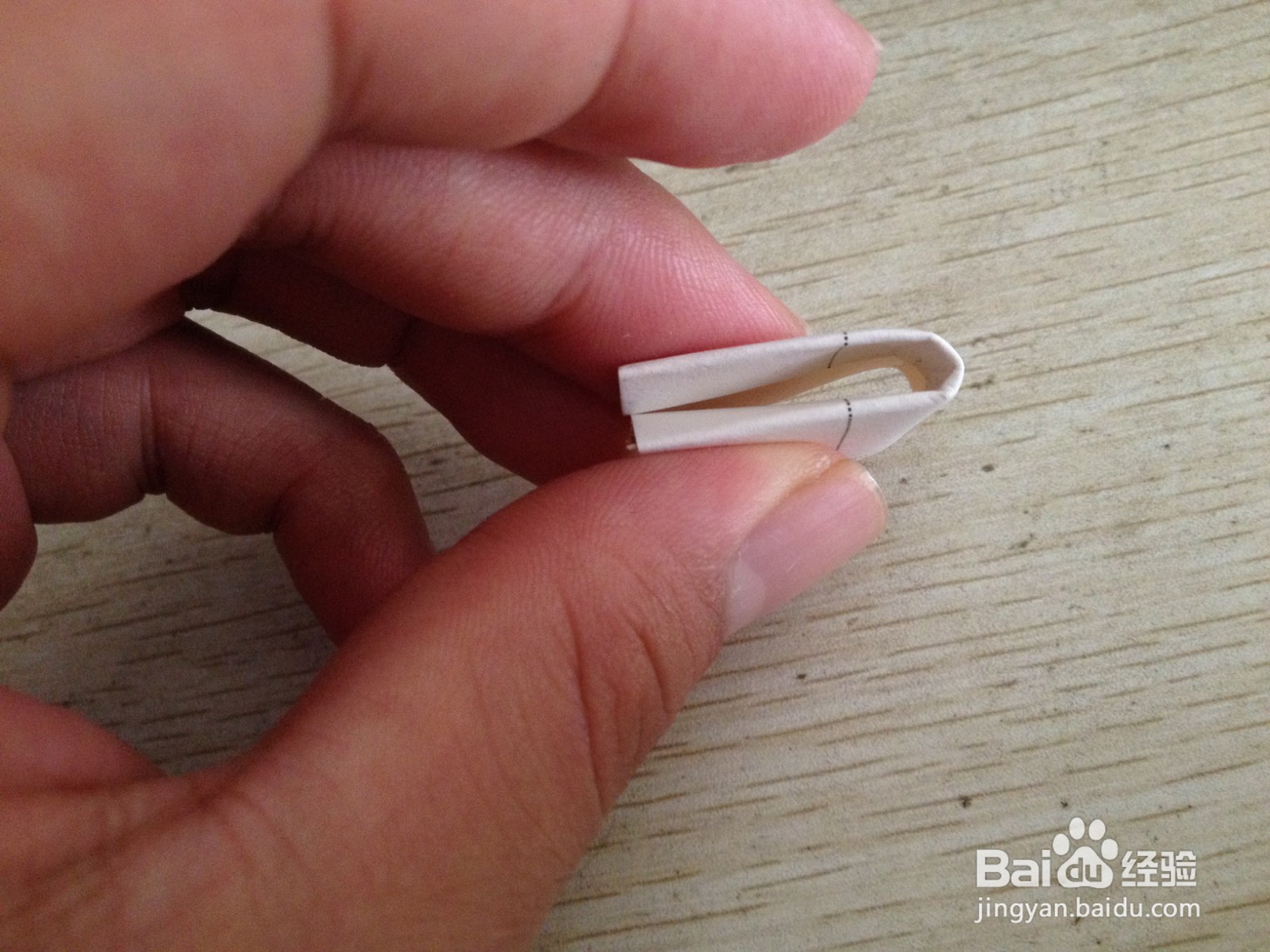 如何用一个长方形硬卡纸做两支中性笔的简易支架