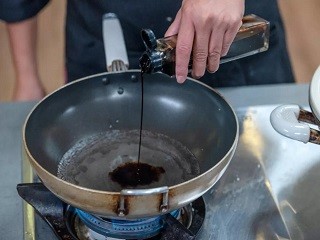 秋蟹琉璃蒸蛋怎么做？