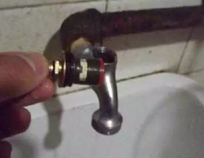 水龙头一直滴水怎么办呀