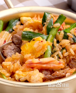 简单易做的爽口泡菜牛肉炒饭