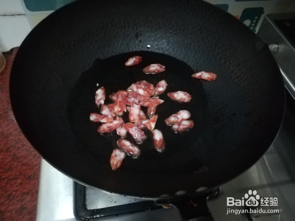 制作美味的腊肠炒椰菜