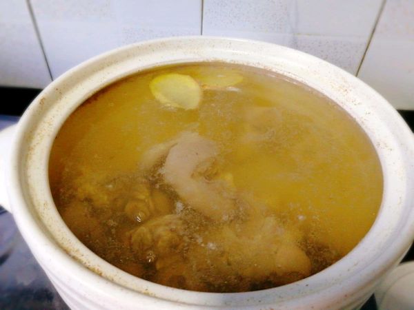 山羊腿肉煲萝卜汤
