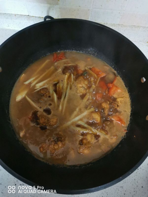 五花肉鸡腿焖面