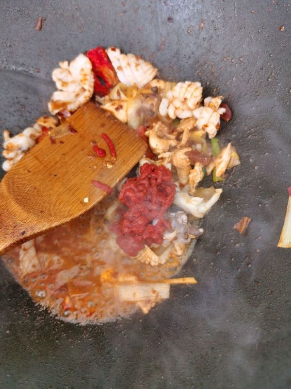 墨鱼鸡肉炒红薯粉条