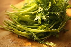 如何做出好吃的茼蒿拌鸡丝