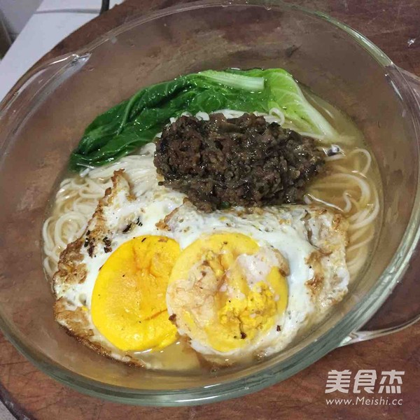肉酱煎蛋面的做法
