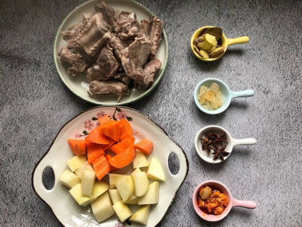 红烧土豆胡萝卜炖排骨