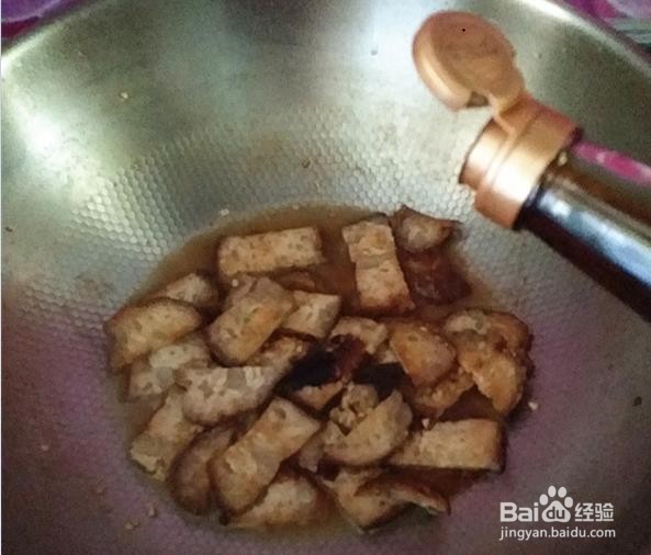 怎么制作美味的蒜苗炒猪血丸子？