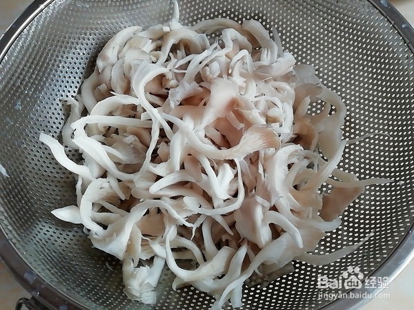 平菇炒肉的做法