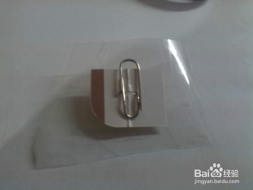 办公室巧用曲别针做简易挂钩