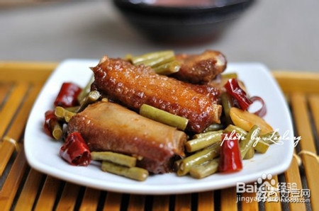 酸豆角炒排骨的做法