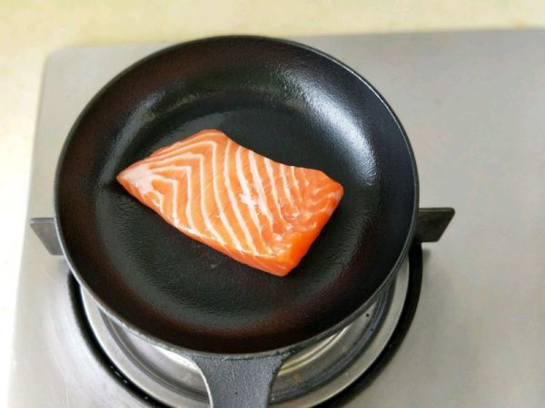 口蘑迷迭香煎三文鱼