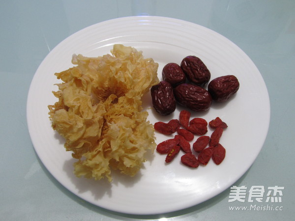 红枣枸杞银耳汤