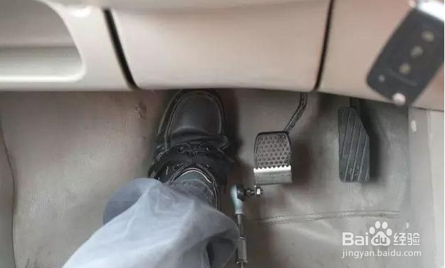 减速时,先踩刹车还是先踩离合