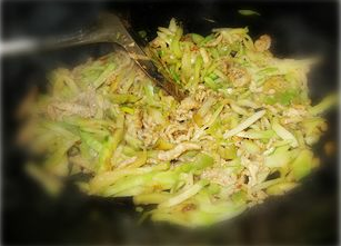 儿子九岁了---榨菜肉丝面