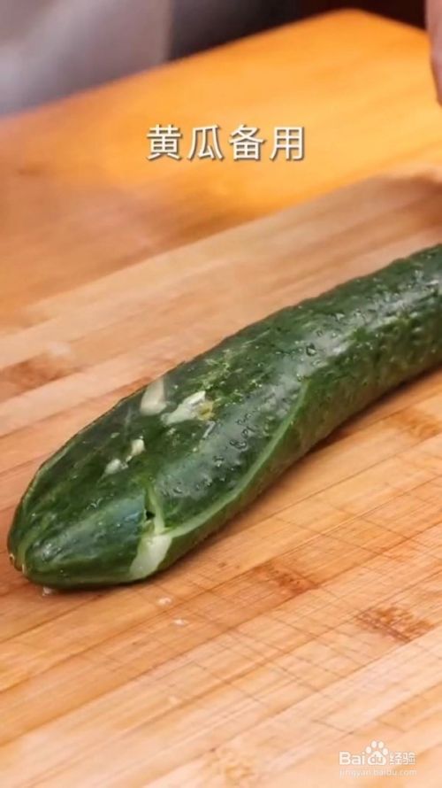 腐竹泡软,黄瓜拍一下切块