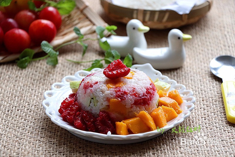 美味开胃的水果饭布丁