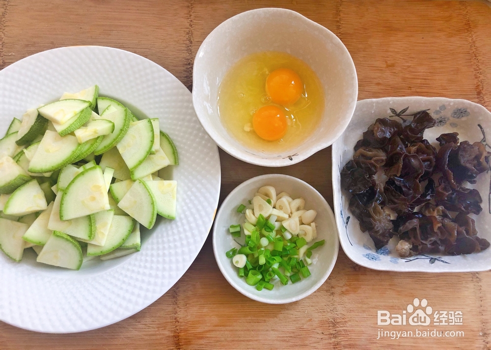 香香脆脆的西葫芦木耳炒鸡蛋