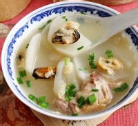 教大家火腿骨海鲜白萝卜汤的做法