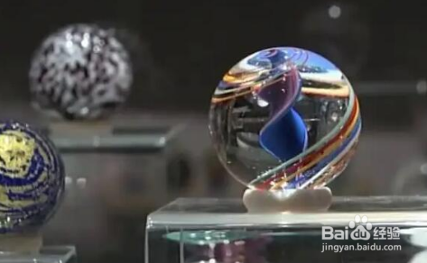 玻璃弹球里漂亮的花纹是用什么做的