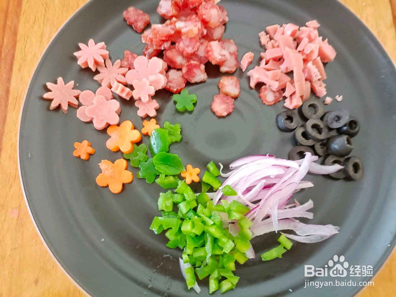 香肠卷边披萨的做法