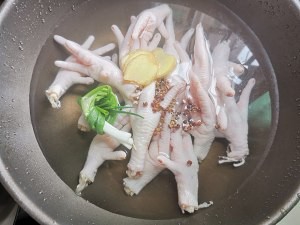 如何制作酸辣无骨鸡爪