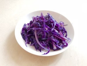 养生食补紫甘蓝豆腐丝的做法