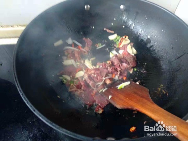 牛肉炒莴苣洋葱的做法