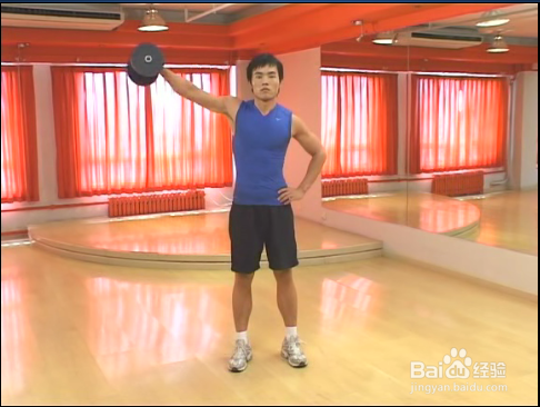 怎么用哑铃练出宽厚的双肩