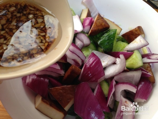 炝拌洋葱黄瓜的制作方法