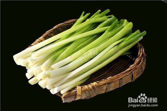 如何烹饪美味的牛肉丝炒蛋面？